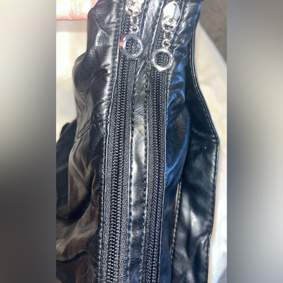 Candie's Stylish Black Shoulder Bag - Picture 8 of 12